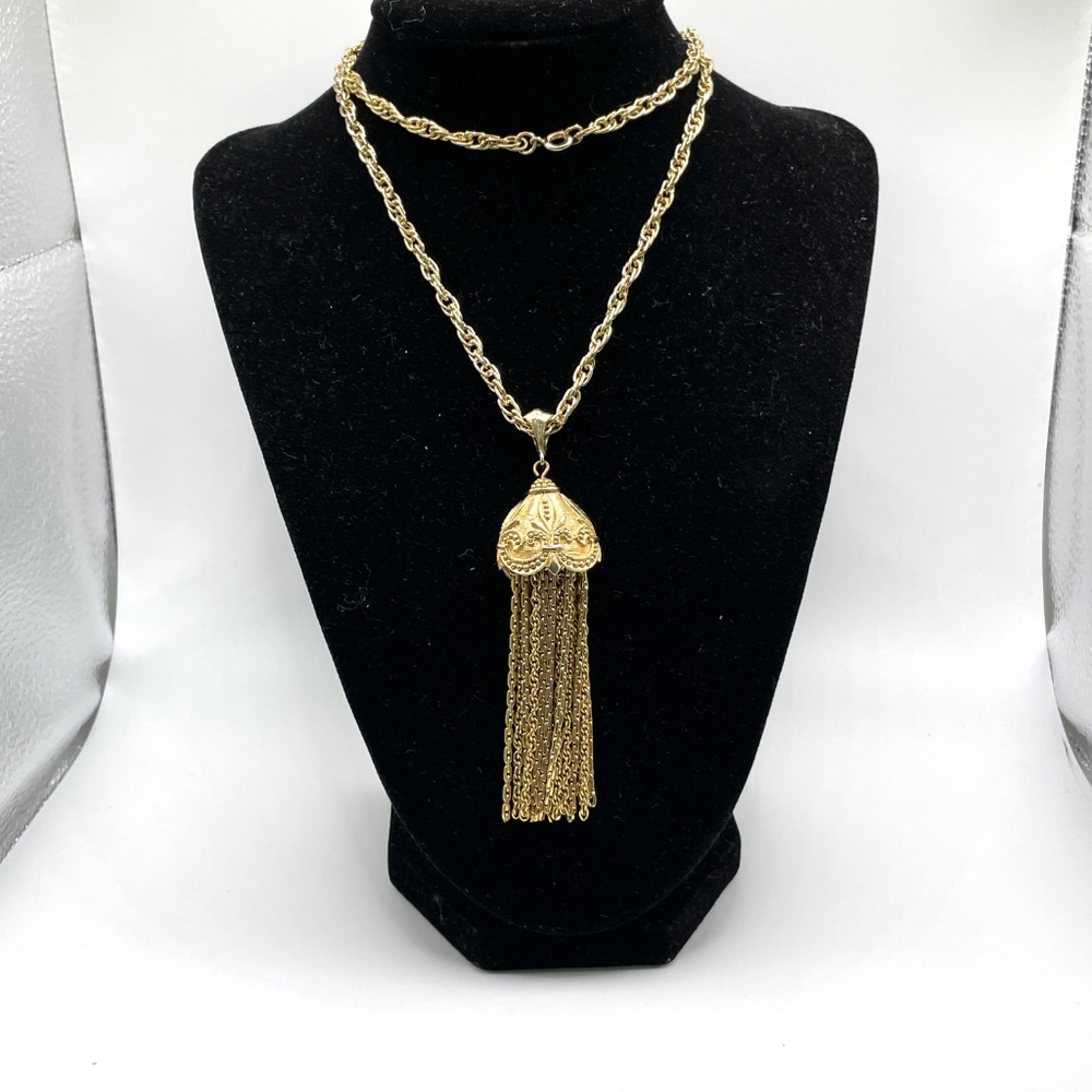 Vintage Gold Tone Fleur de Lis Tassel Pendant Necklace - Picture 2 of 11
